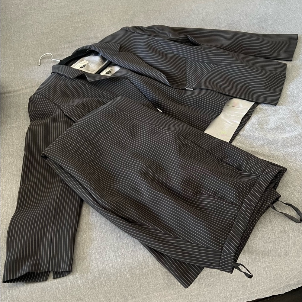 Tahari 8P 3 pc pinstripe Suit